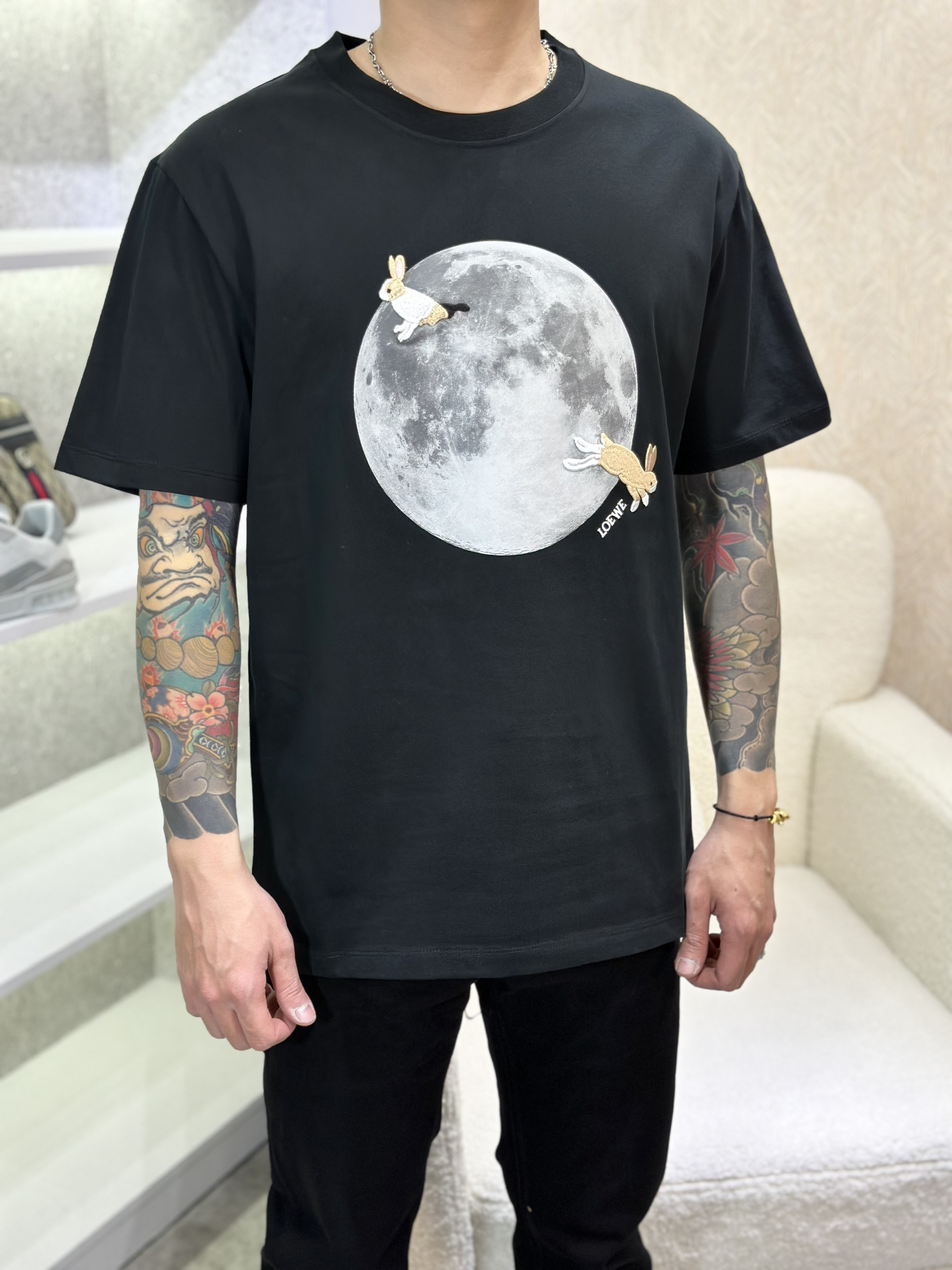 Áo phông T-shirt Loewe Đen họa tiết mặt trắng Thỏ thêu Like Auth on web VTN